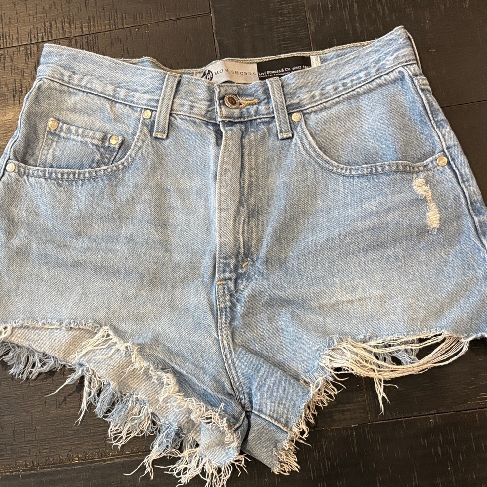 Women's Levi's Silver tab High-Rise Mom Jean Shorts Distressed Size 29